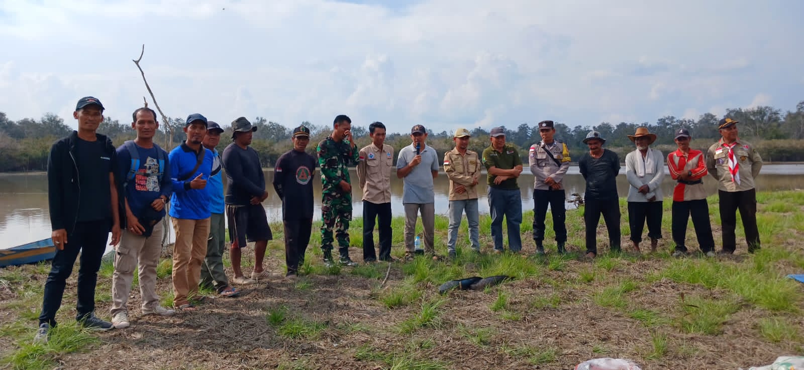 Masyarakat Desa Penepian Raya, Kecamatan Jongkong, Kabupaten Kapuas Hulu melakukan panen raya ikan di Danau Lindung Tanah Adan